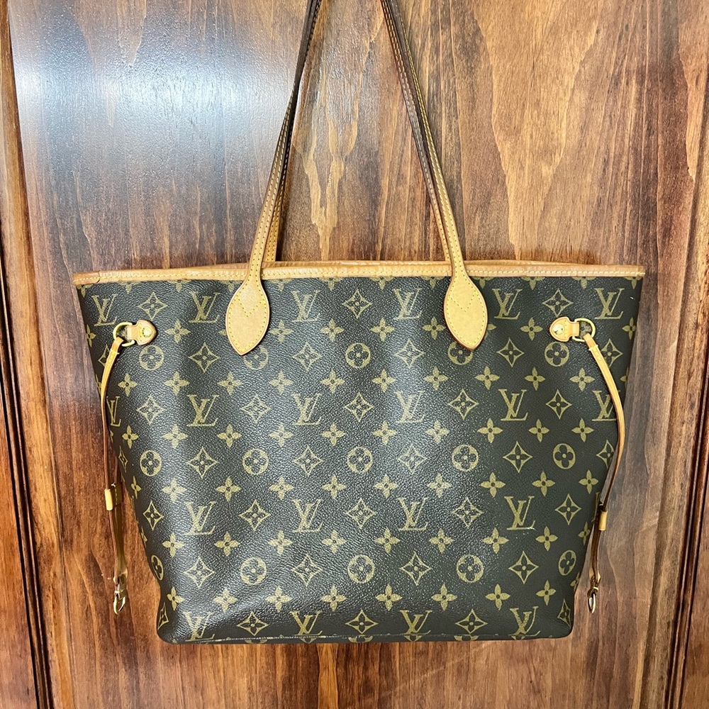 Louis Vuitton Neverfull MM Bag w/o clutch. Ink stain & water stain. Smoke free